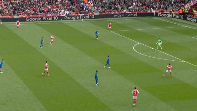 Bournemouth pressing ngay trên phần sân Arsenal.