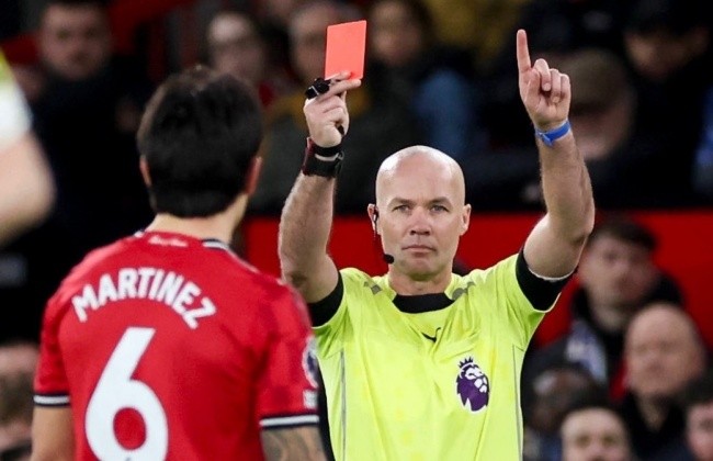 Martinez nhận thẻ đỏ.