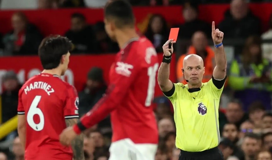 Martinez lĩnh thẻ đỏ trong cuộc chạm trán với Leeds.