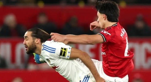 Martinez nhận thẻ đỏ trong trận derby Hoa hồng.