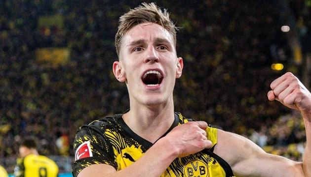 Real theo đuổi Nico.