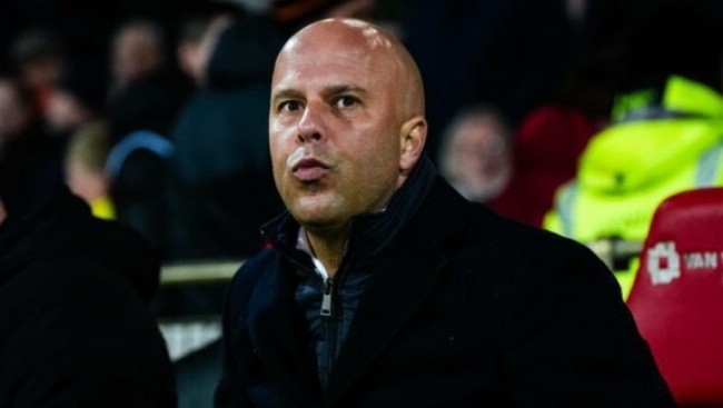 Slot đối mặt áp lực giúp Liverpool ngược dòng trước PSG.