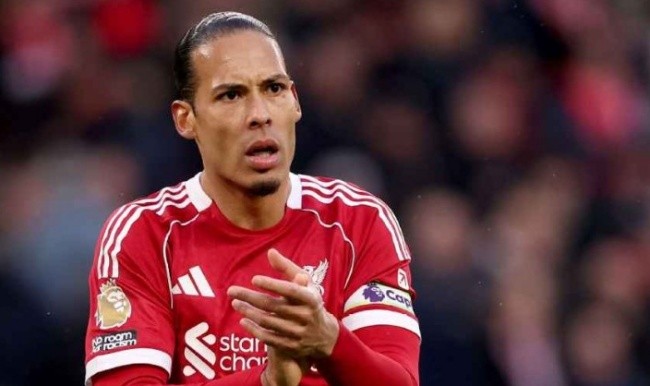 Van Dijk lên dây cót tinh thần cho các đồng đội.