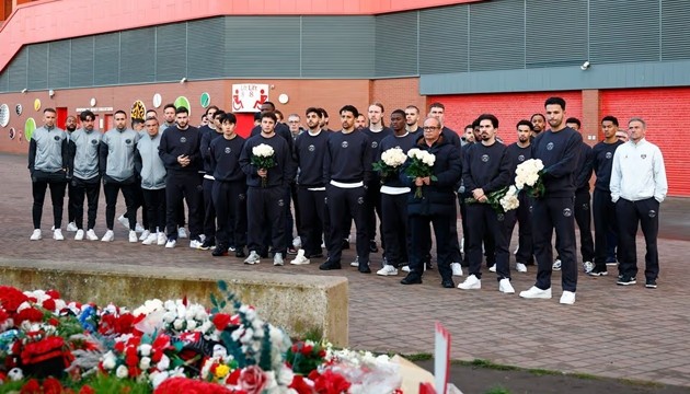 Tập thể PSG tưởng niệm Diogo Jota tại Anfield.