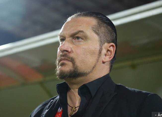 HLV Velizar Popov bức xúc sau án phạt của VFF. Ảnh: Soha.