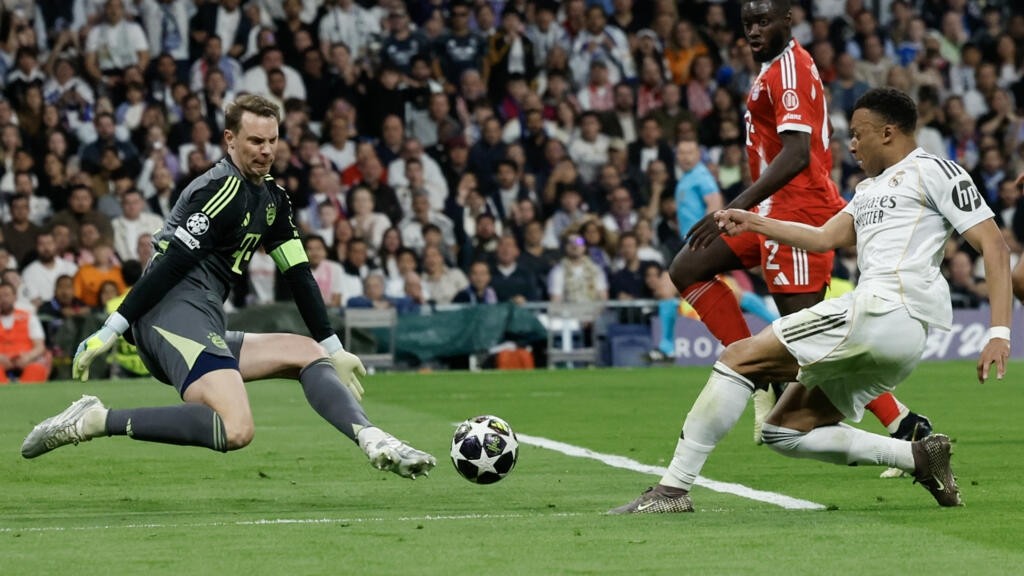 Manuel Neuer vẫn là chốt chặn đáng tin cậy dù đã sang tuổi 40.