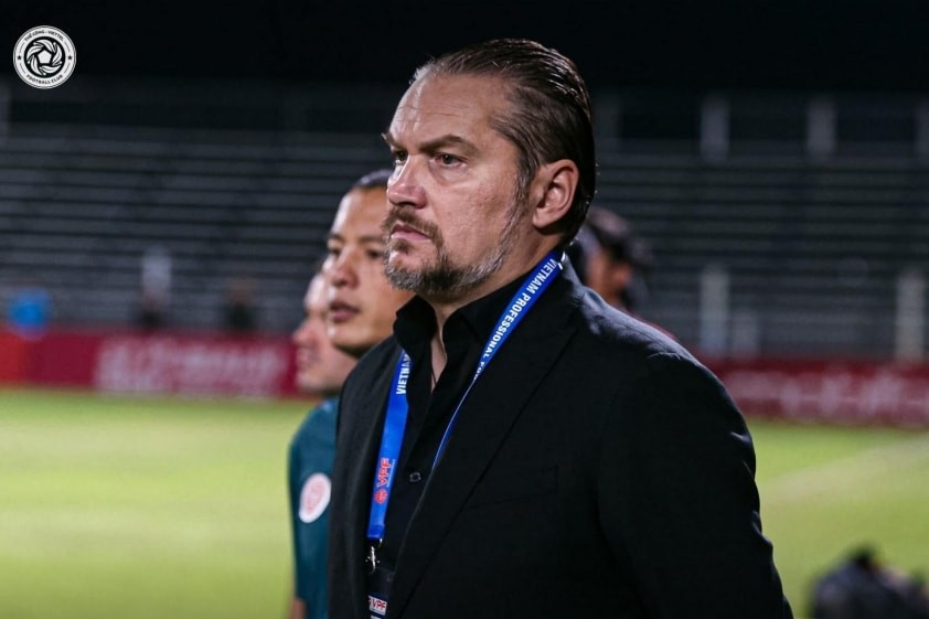 HLV Popov bị cấm chỉ đạo 4 trận.