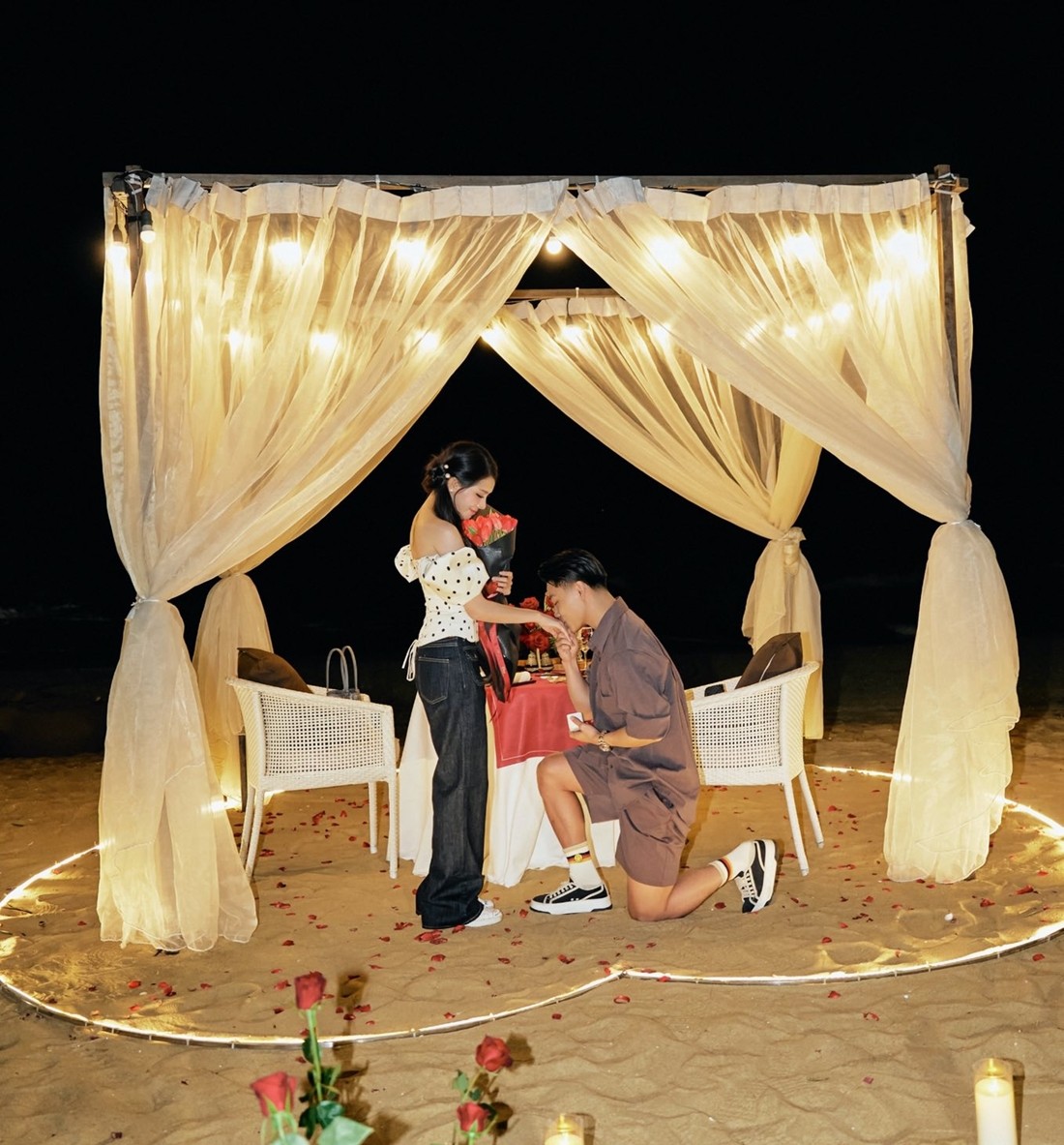 Vũ Văn Thanh chính thức cầu hôn bạn gái Bích Hạnh. Ảnh: FBNV.