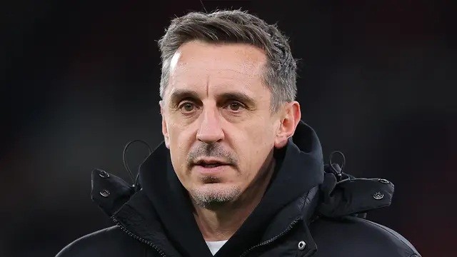  Neville đang kiếm được nhiều tiền từ việc bình luận bóng đá.