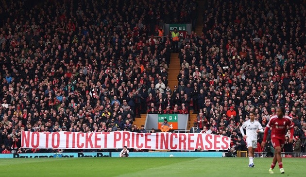 Hình ảnh CĐV Liverpool phản đối việc tăng giá vé