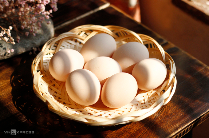 Nhờ thành phần dinh dưỡng dồi dào, trứng mang lại nhiều lợi ích cho sức khỏe như hỗ trợ tim mạch, tăng cường thị lực, phát triển cơ bắp, cải thiện chức năng não bộ và hỗ trợ kiểm soát cân nặng.

