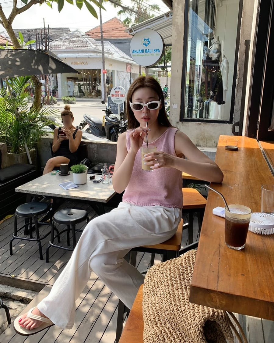 Sự mềm mại của chất liệu giúp tổng thể trở nên hài hòa, trong khi phom áo ôm vừa phải sẽ cân đối với độ rộng của quần.