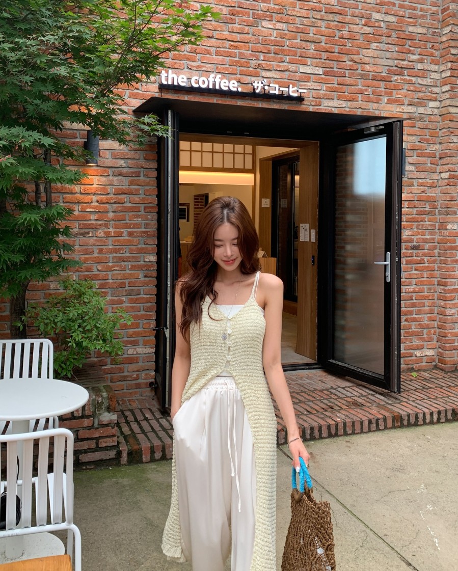  Bộ đôi này mang lại cảm giác nhẹ nhàng, thoáng mát, đồng thời tạo nét quyến rũ tinh tế mà không hề phô trương.