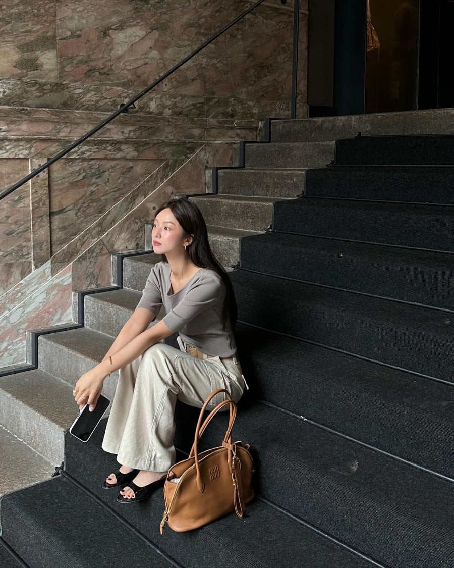 Sự kết hợp này mang lại cảm giác thoải mái, trẻ trung và dễ ứng dụng trong nhiều bối cảnh khác nhau như dạo phố, tham quan hay di chuyển giữa các địa điểm.