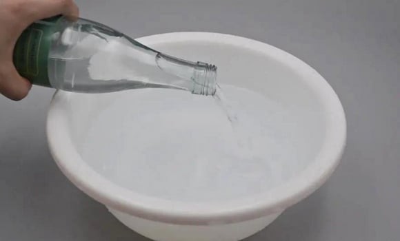 Tiếp theo, vớt khăn ra và vắt ở trạng thái còn hơi ẩm. Cuối cùng, treo khăn lên móc trong phòng điều hòa để hơi nước từ từ bay ra không khí.

