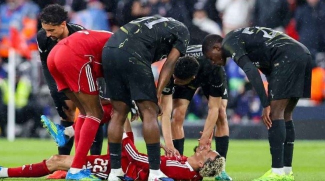 Hugo Ekitike dính chấn thương nghiêm trọng.