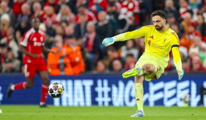 Giorgi Mamardashvili – 6.3 điểm: Cảnh giác, tỉnh táo và xử lý tay tốt. Anh tiếp tục duy trì khả năng cản phá ổn định và đưa ra các quyết định lớn chính xác, đấm bóng khi cần thiết và quyết đoán trong các pha tạt bóng của đối thủ. Anh hơi chậm nhịp trước cú sút cứa lòng của Dembele ở cuối trận, dù có thể đã làm tốt hơn.