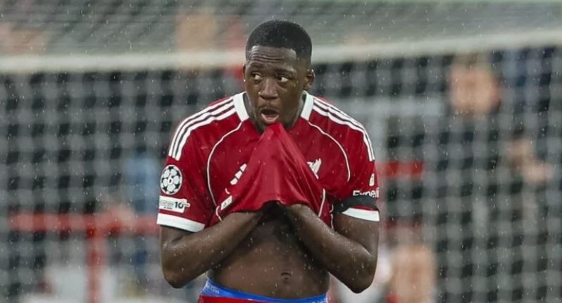 Ibrahima Konate – 6.1 điểm: Nhập cuộc đầy tự tin và quyết tâm. Có đôi chút nôn nóng dẫn đến sai vị trí ở đầu trận, nhưng đã nỗ lực bù đắp bằng các pha lùi về bọc lót. Anh có pha xoạc bóng cứu thua xuất thần ngay trước vạch vôi để từ chối bàn thắng của Dembele cuối hiệp một.