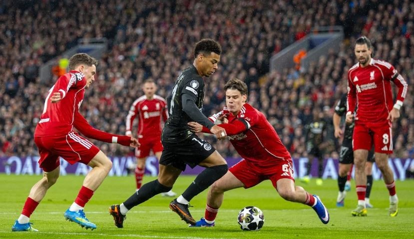 Milos Kerkez – 6.3 điểm: Khởi đầu đầy năng lượng, liên tục leo biên và tranh chấp quyết liệt. Tuy nhiên, những nhát chạm bóng đầu tiên của anh thường quá hăng hái dẫn đến hỏng ăn, và sự năng nổ đôi khi khiến anh bị hổng vị trí. Kerkez lẽ ra phải dứt điểm trúng mục tiêu trong tình huống đối mặt từ đường chuyền dọn cỗ của Salah.