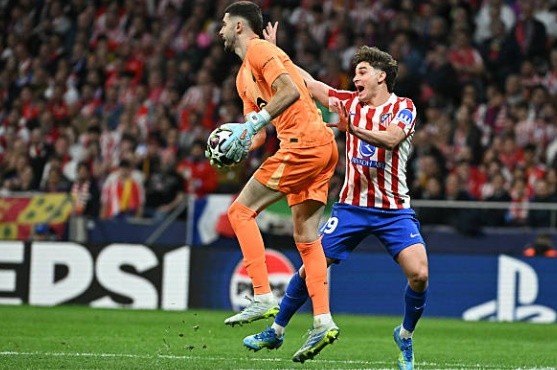 Thủ môn: Joan Garcia – 7.4 điểm Dù phải nhận một bàn thua từ cú dứt điểm của Lookman, Joan Garcia đã có một ngày thi đấu rất tập trung. Anh đóng vai trò quan trọng trong việc giữ vững niềm tin cho đồng đội với pha cứu thua xuất sắc sau cú đánh đầu của Le Normand ở cuối trận, giúp Barca duy trì thế dẫn bàn cho đến phút cuối.