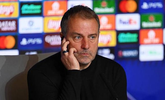 Hansi Flick thất vọng sau khi Barcelona bị loại khỏi Champions League.