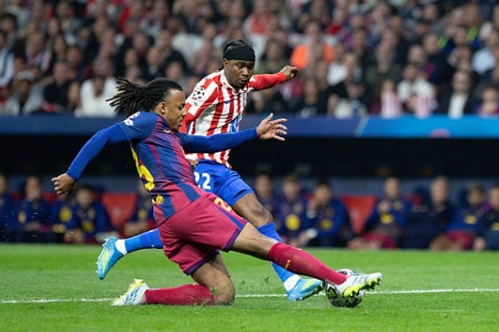 Hậu vệ phải: Jules Kounde – 7.0 điểm Kounde đã có một khởi đầu đầy hứa hẹn với những pha can thiệp chính xác. Tuy nhiên, anh đã trải qua một khoảng thời gian khó khăn khi phải đối đầu với Ademola Lookman, đặc biệt là tình huống để cầu thủ này vượt mặt để ghi bàn thắng rút ngắn tỉ số cho Atletico.