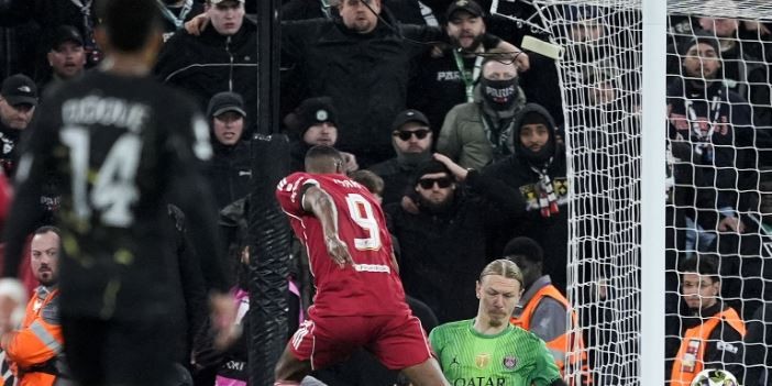 Alexander Isak – 5 điểm Trông có vẻ thanh thoát hơn nhưng vẫn cần thêm thời gian để tìm lại bản ngã; hiện tại anh vẫn còn cách khá xa phong độ đỉnh cao. Isak có pha chạy chỗ đặc trưng trong hiệp một nhưng lại rơi vào thế việt vị. Trong đêm diễn quan trọng nhất mùa giải, bản hợp đồng kỷ lục này tỏ ra thất vọng với chính mình khi không thể đóng góp được nhiều hơn.