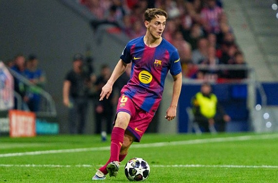 Tiền vệ trung tâm: Gavi – 6.8 điểm Vừa trở lại sau chấn thương, Gavi cho thấy nguồn năng lượng vô tận khi có mặt ở mọi điểm nóng trên sân. Anh không ngại va chạm để đánh chặn và giúp Barca kiểm soát tuyến giữa, dù tấm thẻ vàng trong hiệp hai phần nào hạn chế sự xông xáo của anh trước khi rời sân.