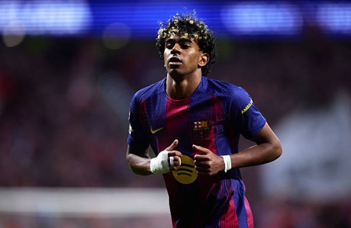 Tiền đạo cánh phải: Lamine Yamal – 8.3 điểm Một màn trình diễn đẳng cấp thế giới của tài năng trẻ này. Yamal nổ súng ngay phút thứ 4 sau pha xử lý tinh tế và luôn là mối đe dọa thường trực bên cánh phải. Anh chính là nhân tố chính trong hầu hết các đợt hãm thành nguy hiểm của Barca.