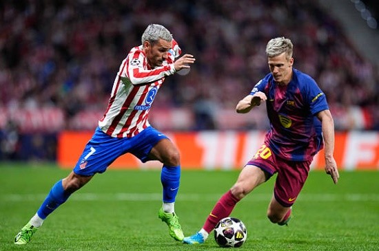 Tiền vệ tấn công: Dani Olmo – 7.4 điểm Olmo đã có pha kiến tạo thông minh để Ferran Torres ghi bàn thắng thứ hai. Khả năng di chuyển giữa các tuyến và kết nối với bộ ba tấn công của anh rất ấn tượng, dù lẽ ra Olmo có thể tự điền tên mình lên bảng tỉ số nếu chắt chiu hơn.