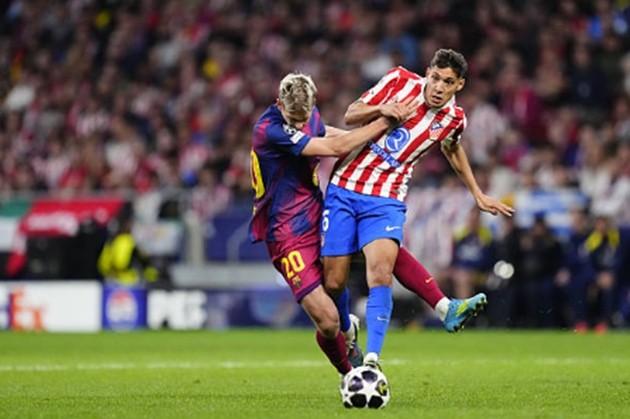 Hậu vệ phải: Nahuel Molina – 5.7 điểm Một đêm thi đấu đáng quên của hậu vệ người Argentina. Molina liên tục để mất vị trí và không thể theo kịp tốc độ của các mũi nhọn bên phía Barcelona. Anh thường xuyên bị vượt mặt trong các tình huống đối đầu một đối một, khiến hành lang cánh phải của Atletico luôn đặt trong tình trạng báo động đỏ.