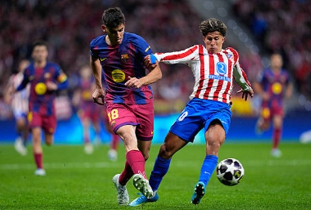 Tiền vệ phải: Giuliano Simeone – 6.1 điểm Con trai của HLV Diego Simeone thi đấu ở mức tròn vai. Anh đóng đóng góp khá tốt vào khâu gây áp lực từ xa nhưng thiếu đi sự đột biến cần thiết ở biên. Điểm 6.1 phản ánh một trận đấu cần mẫn nhưng chưa thực sự hiệu quả về mặt tấn công.