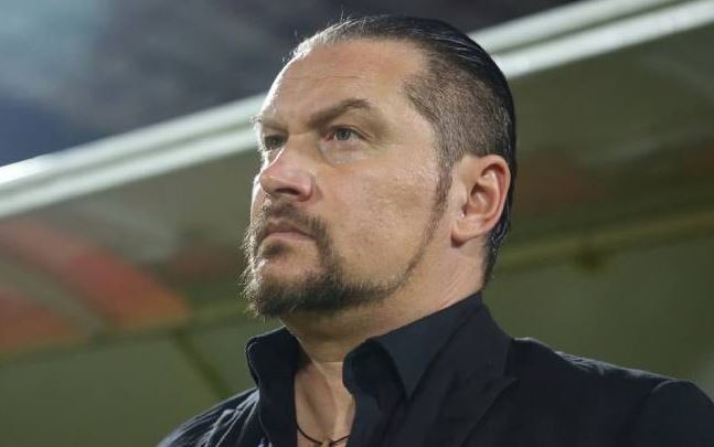 HLV Velizar Popov bức xúc sau án phạt của VFF. 