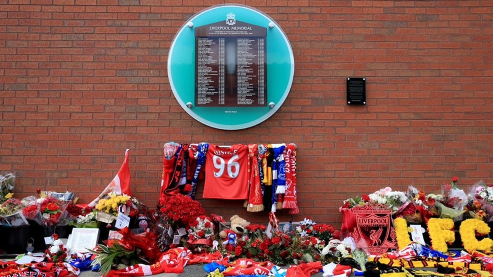 Anfield tưởng niệm 97 linh hồn đã mất.