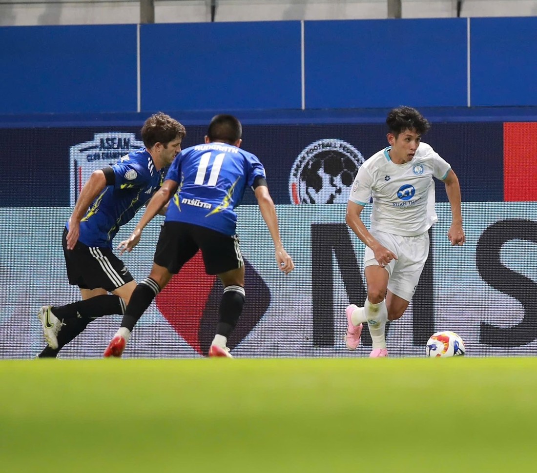 Nguyễn Phong Hồng Duy không còn là lựa chọn số một bên hành lang trái của Nam Định. Ảnh: FBNV.