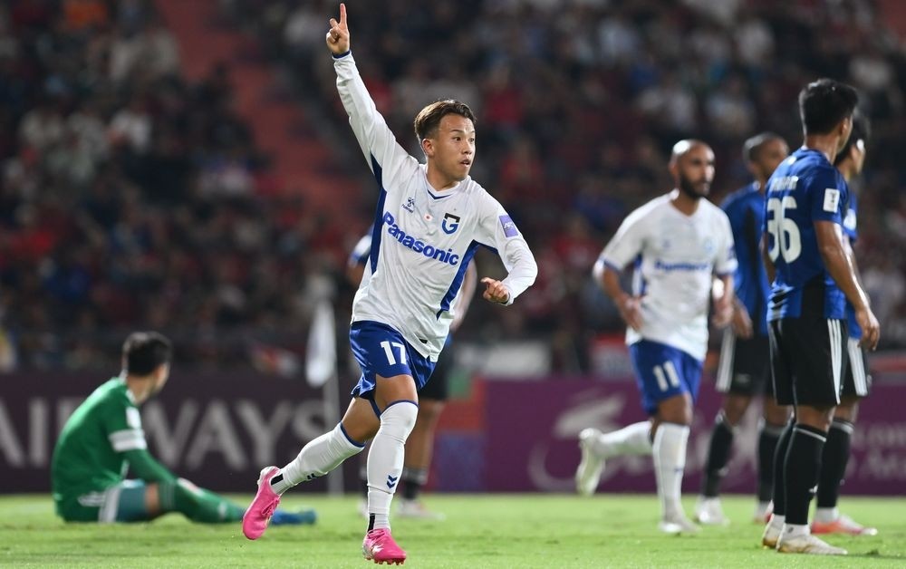 Gamba Osaka ngược dòng đi tiếp ngay trên sân đối phương.