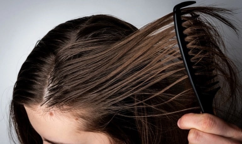 Việc lựa chọn dầu gội đóng vai trò quan trọng trong việc hạn chế tình trạng tóc bết.