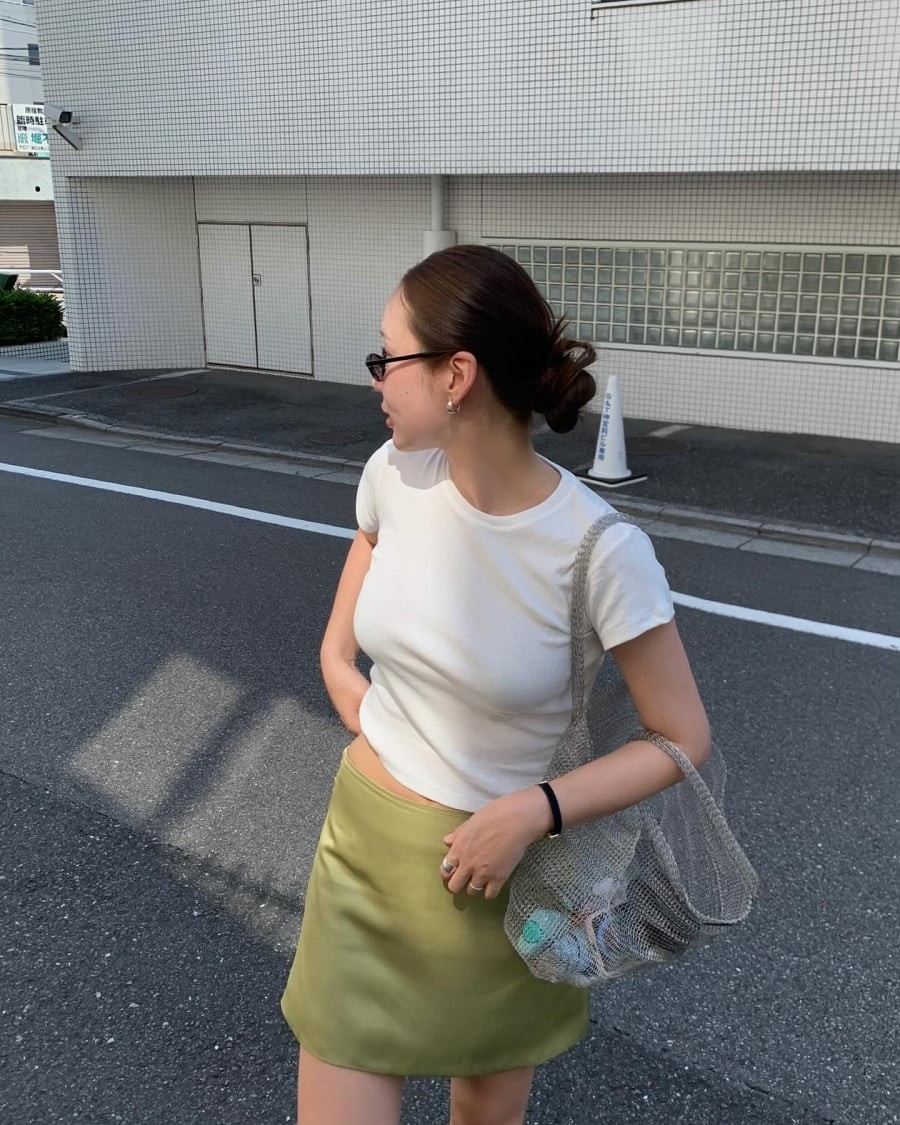 Sự đối lập giữa nét đơn giản của áo thun và độ bay bổng của chân váy tạo nên tổng thể hài hòa, dễ ứng dụng trong nhiều tình huống như đi làm, dạo phố hoặc gặp gỡ bạn bè.