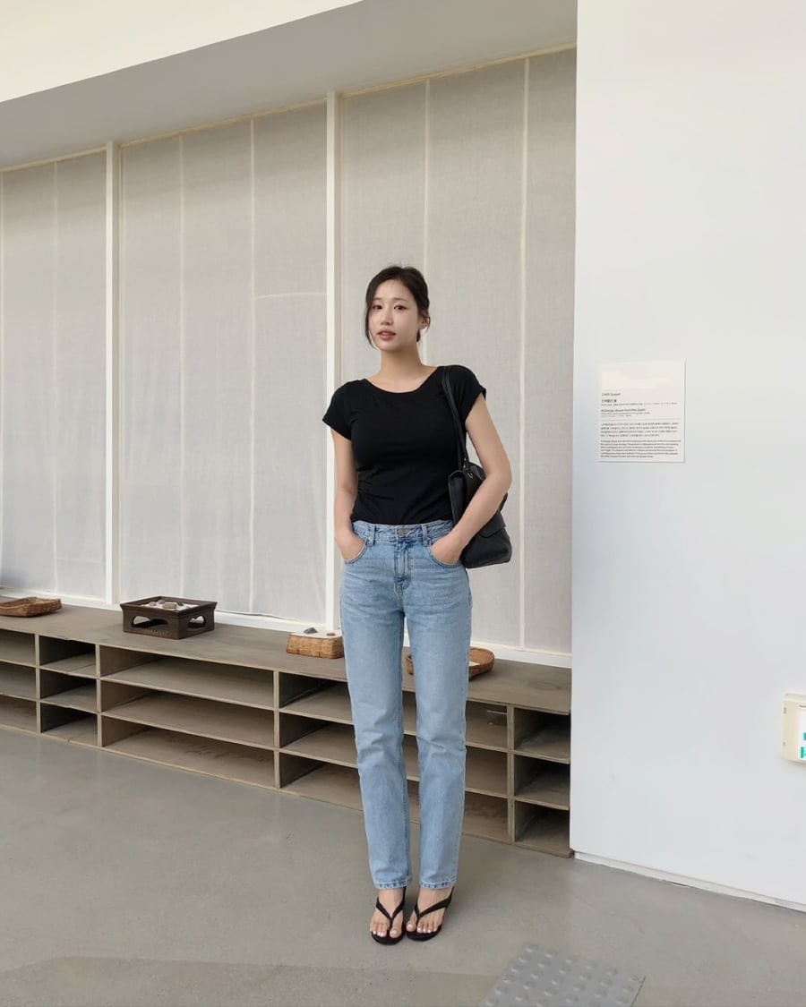  Thay vì chỉ gắn bó với quần skinny quen thuộc, các thiết kế jeans ống đứng hoặc ống rộng hiện đang được ưa chuộng hơn nhờ khả năng tạo cảm giác hiện đại và thoải mái.