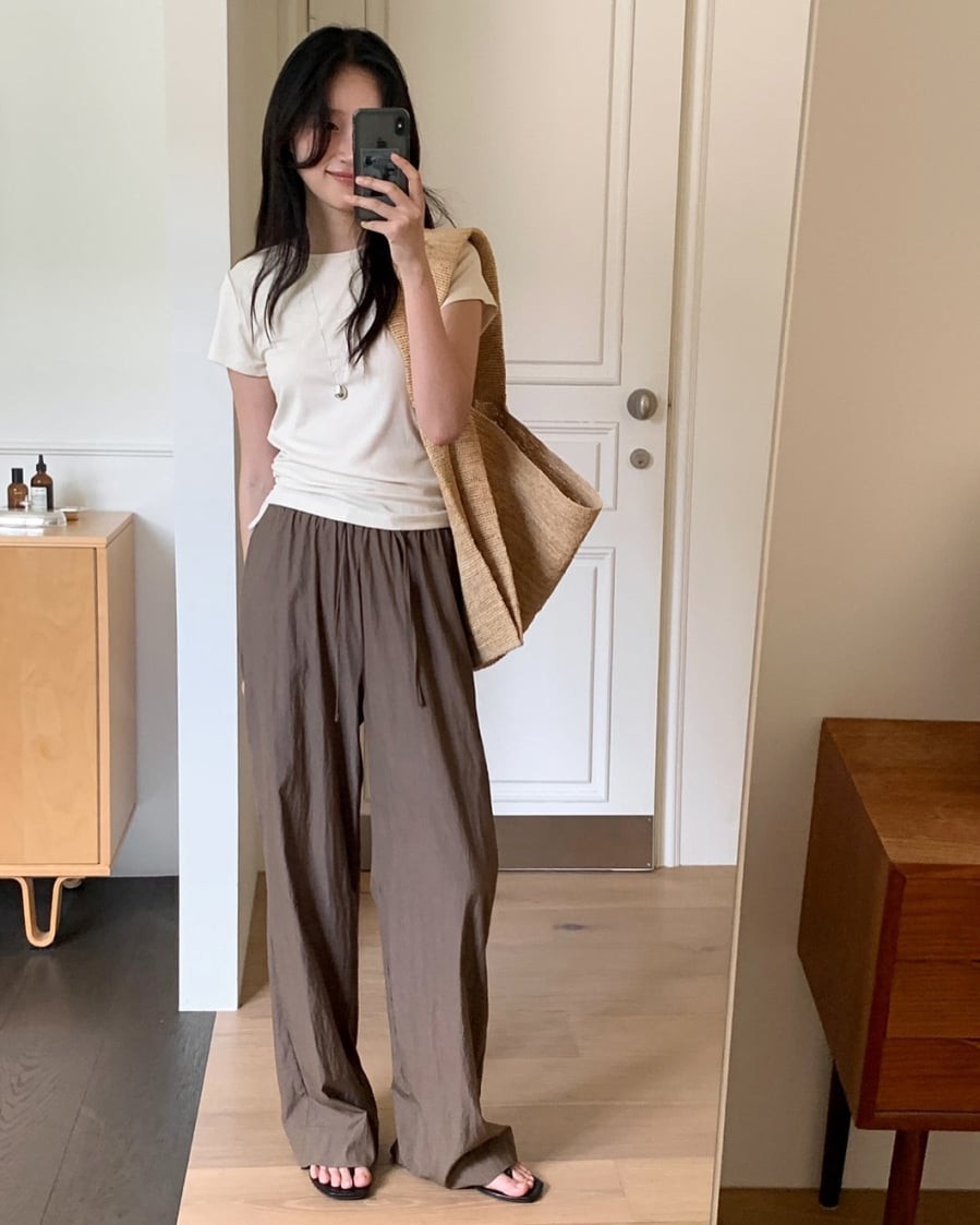 Quần vải thô ống suông là lựa chọn lý tưởng cho những ai muốn duy trì sự dễ chịu mà vẫn giữ được vẻ ngoài chỉn chu. 