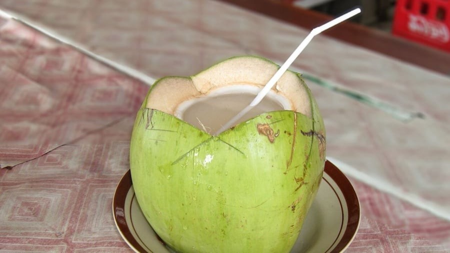 Uống nước dừa vào buổi sáng mang lại nhiều lợi ích cho sức khỏe.