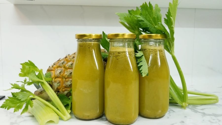 Để có một ly nước ép chất lượng, bạn nên chọn dứa chín tự nhiên và cần tây tươi