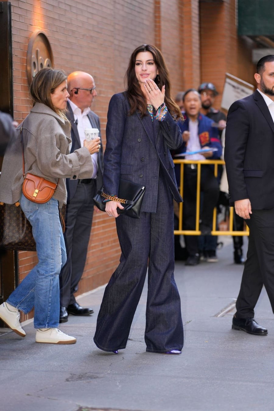 Một trong những cách phối đồ được ưa chuộng là kết hợp blazer cùng quần jeans dài theo phong cách tối giản. 