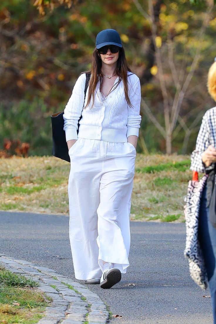 Đây là kiểu phối phù hợp cho những ai theo đuổi phong cách tối giản mà vẫn muốn giữ nét sang trọng và tinh tế trong từng chi tiết.