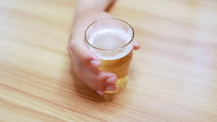 Trong trường hợp chưa thể từ bỏ hoàn toàn rượu bia, cách uống và thói quen uống sẽ quyết định mức độ ảnh hưởng đến sức khỏe. Ảnh minh họa