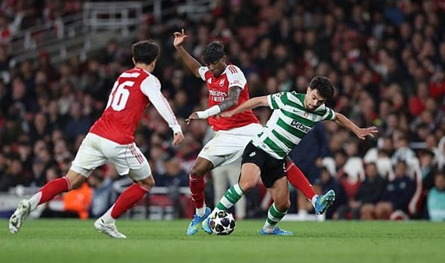 Arsenal nhọc nhằn giành vé đi tiếp tại Champions League.