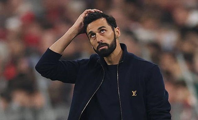 Alvaro Arbeloa thất vọng với tấm thẻ đỏ của Eduardo Camavinga.