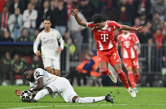 Trung vệ: Antonio Rudiger (5.2) Đây là một trong những trận đấu dưới sức của trung vệ người Đức. Rudiger liên tục bị lôi kéo khỏi vị trí bởi sự cơ động của các chân sút Bayern. Anh nhận một thẻ vàng và chịu trách nhiệm một phần trong việc không kèm chặt người ở tình huống gỡ hòa của đối thủ.