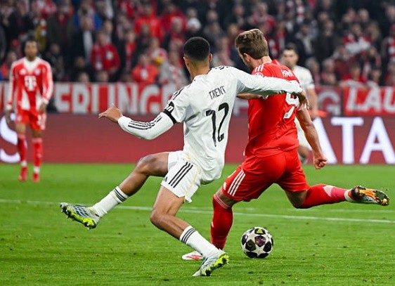  Chấm điểm Real Madrid 3-4 Bayern Munich: Arda Guler rực sáng rồi nhận thẻ đỏ Mô tả: Real Madrid dừng bước tại Champions League sau thất bại kịch tính 3-4 trước Bayern Munich; trận đấu mà Arda Guler để lại dấu ấn đậm nét với cú đúp bàn thắng nhưng lại nhận thẻ đỏ tai hại. Đoạn dẫn: Chuyến hành quân đến Allianz Arena của Real Madrid đã khép lại trong sự tiếc nuối tột cùng sau một màn rượt đuổi tỷ số điên rồ. Dù nắm lợi thế sớm và thể hiện bản lĩnh của 