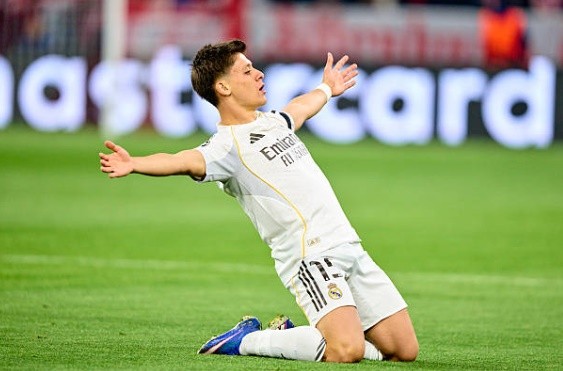 Tiền vệ: Arda Guler (7.3) Nhân vật chính trong lối chơi của Real Madrid. Guler khởi đầu bùng nổ với cú đúp đẳng cấp, bao gồm một pha dứt điểm tinh quái và một cú sút phạt thần sầu. Tuy nhiên, tấm thẻ đỏ ở cuối trận đã phá hỏng tất cả, trực tiếp đẩy đội nhà vào thế thiếu người dẫn đến thất bại chung cuộc.